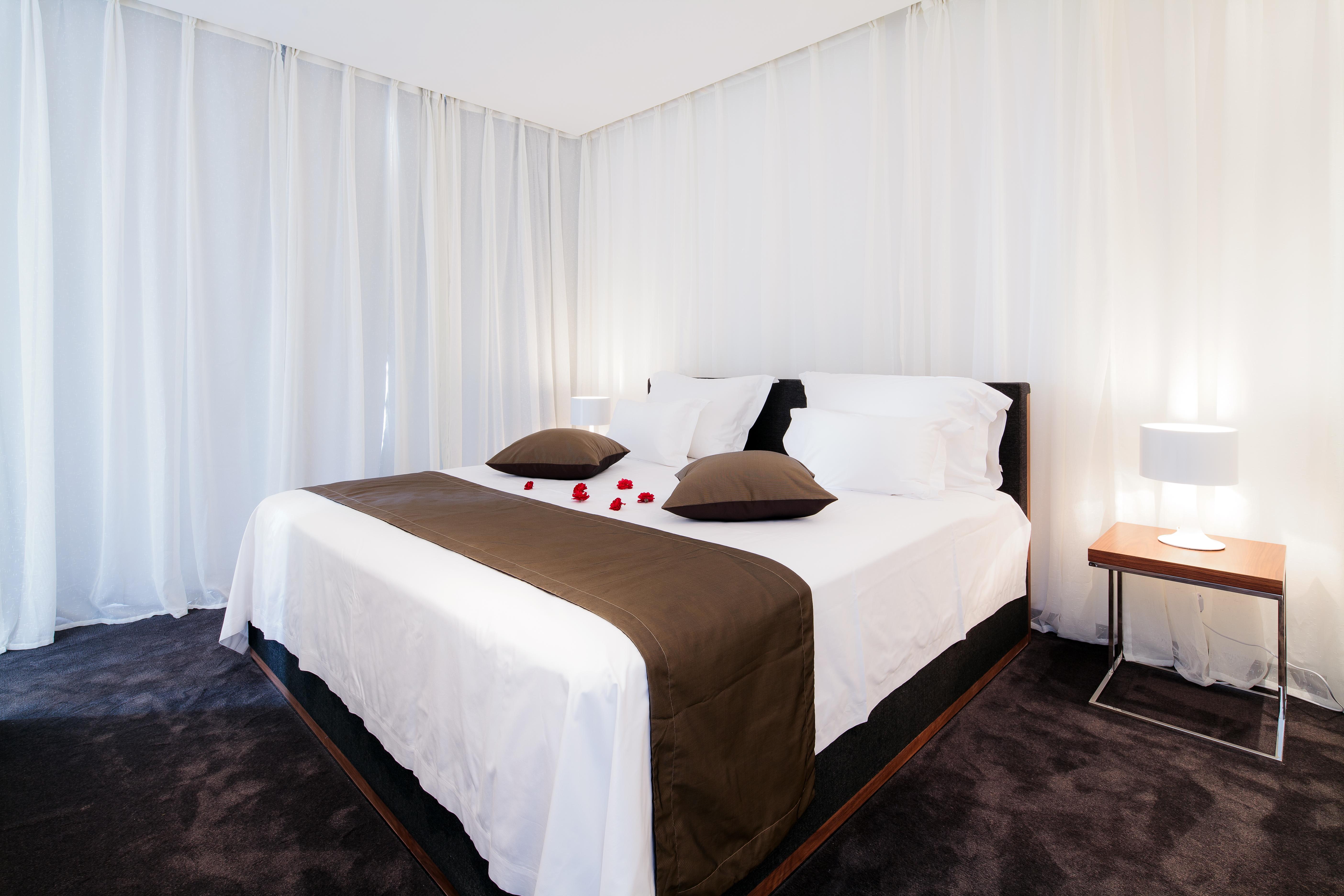 Lighthouse Golf & Spa Hotel Balchik Exterior photo A bed with a bed runner