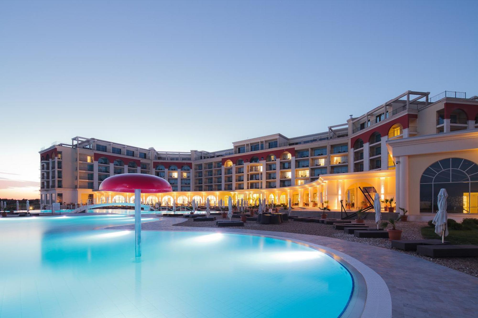 Lighthouse Golf & Spa Hotel Balchik Exterior photo The hotel at sunset