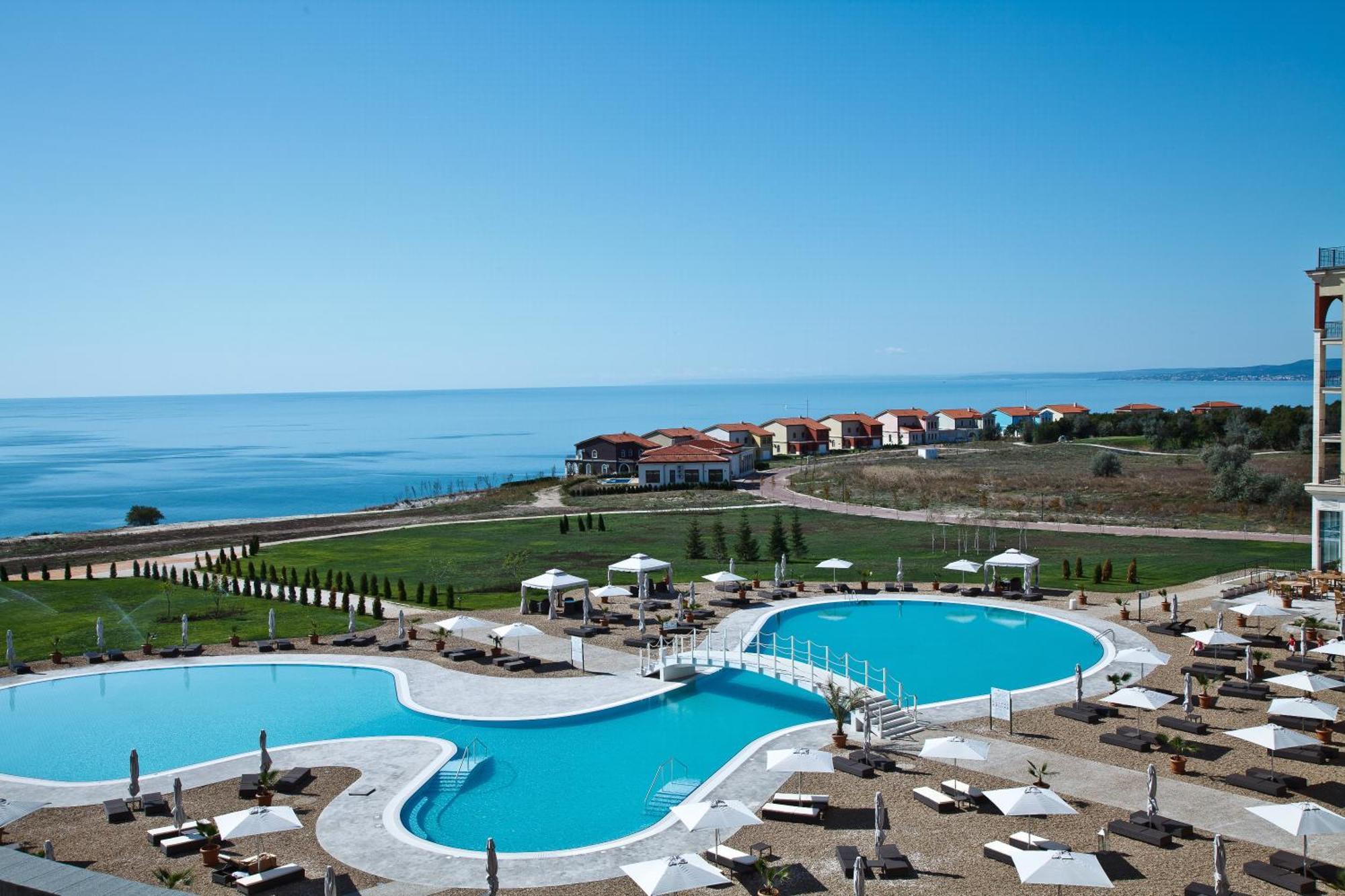 Lighthouse Golf & Spa Hotel Balchik Exterior photo View of the complex