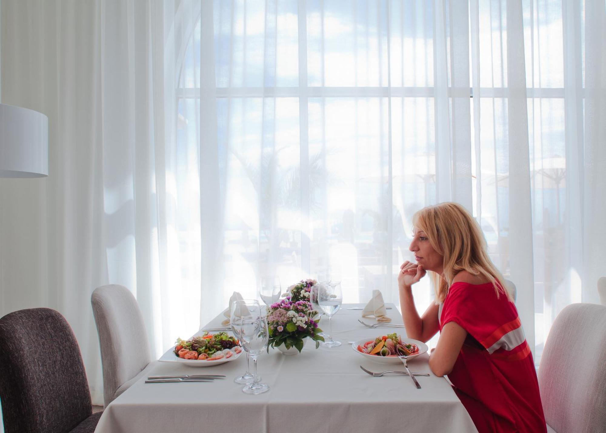 Lighthouse Golf & Spa Hotel Balchik Exterior photo A woman at a restaurant