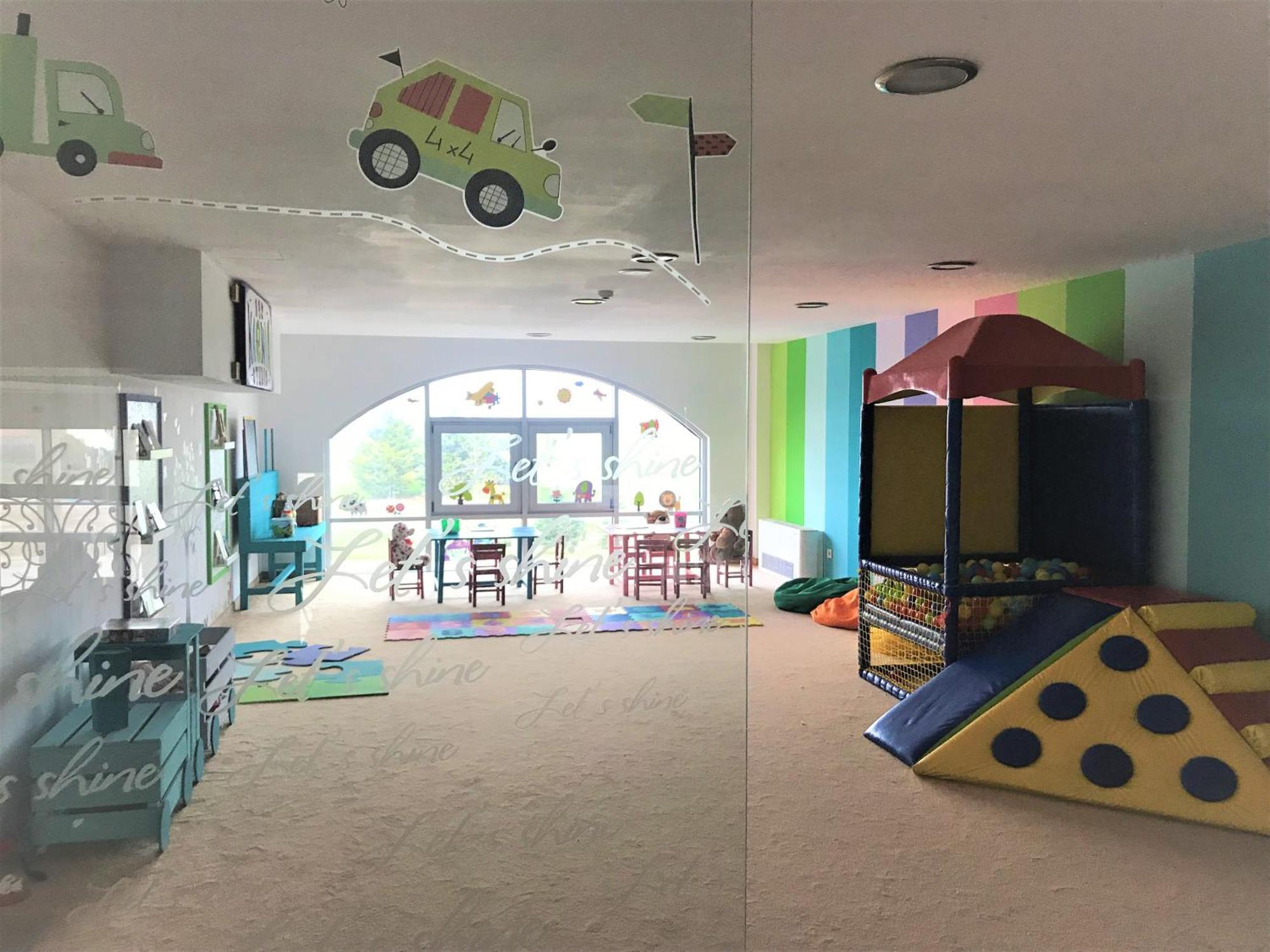 Lighthouse Golf & Spa Hotel Balchik Exterior photo The interior of a typical nursery