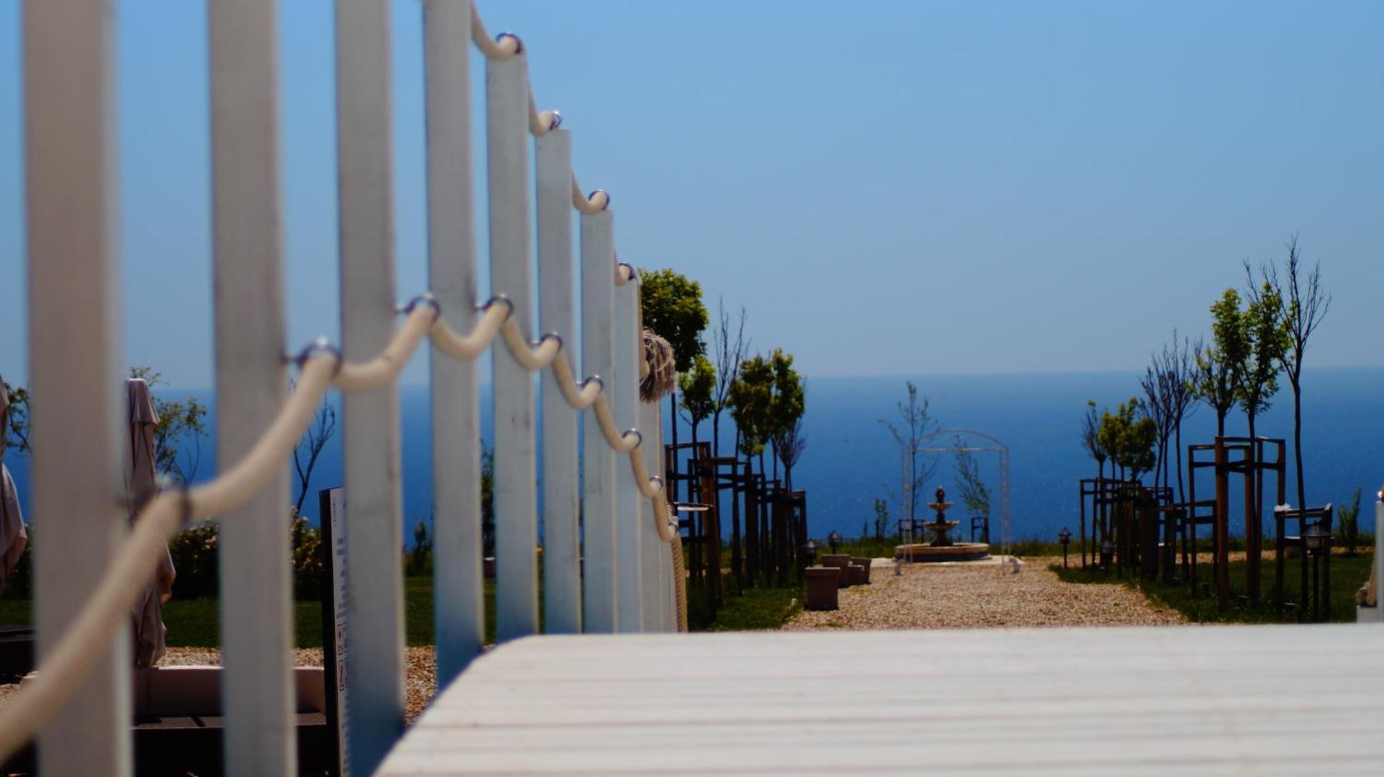 Lighthouse Golf & Spa Hotel Balchik Exterior photo The memorial