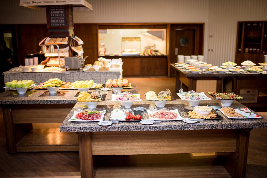 Lighthouse Golf & Spa Hotel Balchik Exterior photo A buffet at a hotel