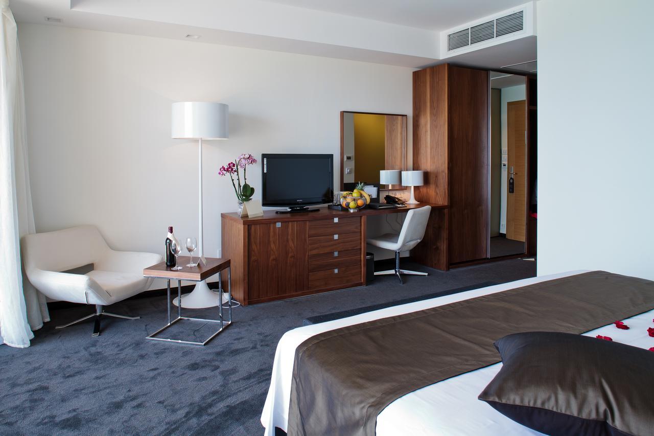 Lighthouse Golf & Spa Hotel Balchik Exterior photo A room at the hotel