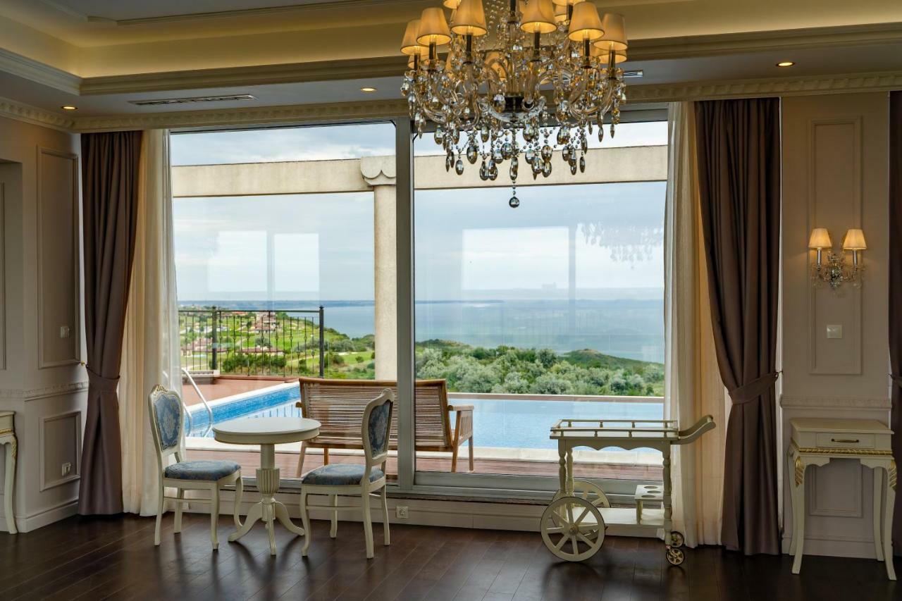 Lighthouse Golf & Spa Hotel Balchik Exterior photo A room at the hotel